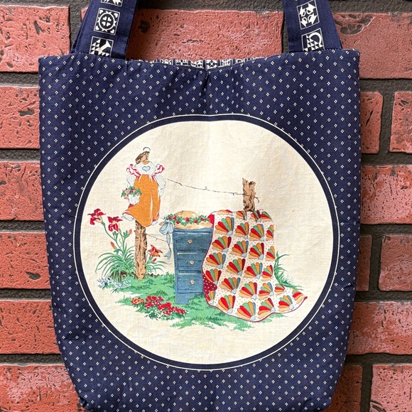 Elegant Navy Blue Tote with Vintage Print - Picture 4 of 6